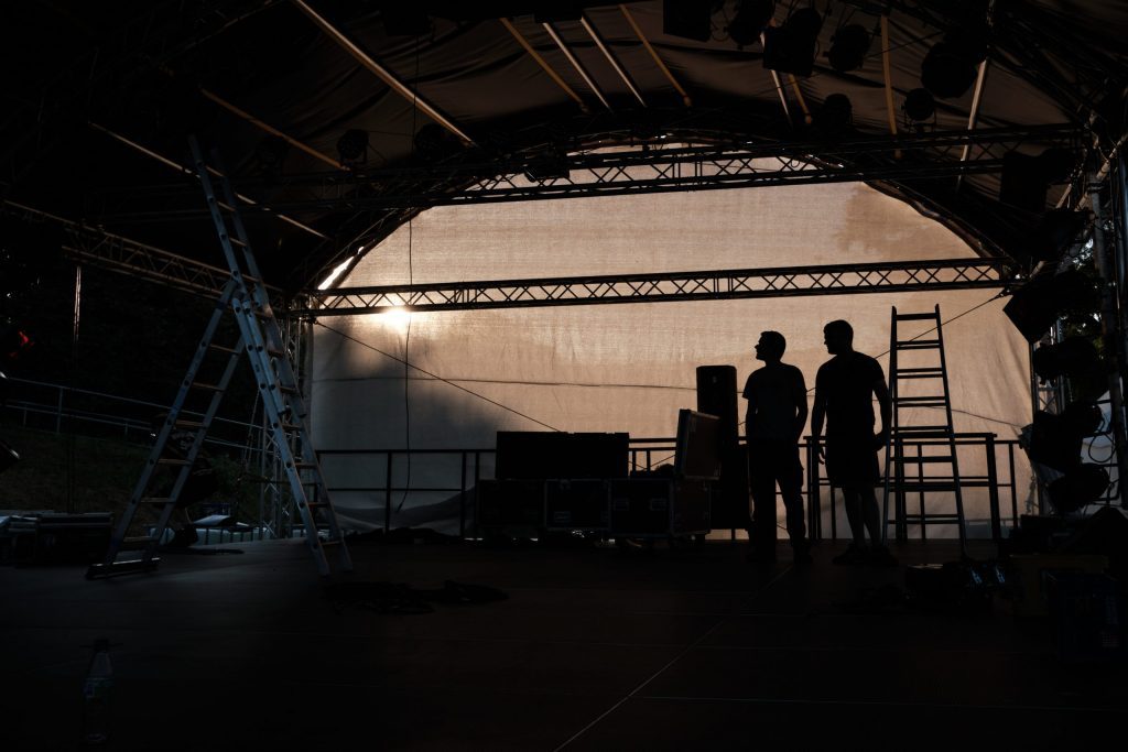 Silhouetten auf der Festivalbühne beim Umsonst und Draußen 2022